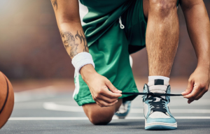 seseorang menali sepatu sebelum bermain basket