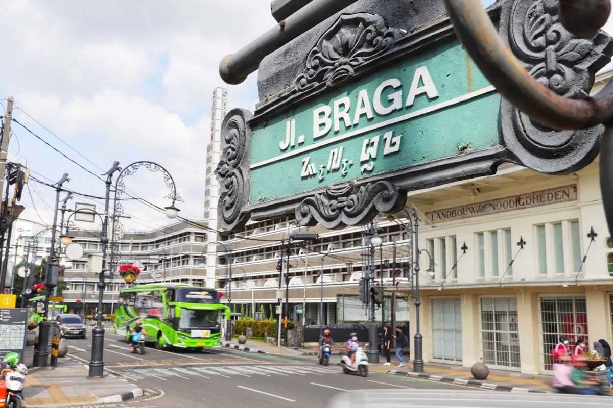 memilih bus di bandung